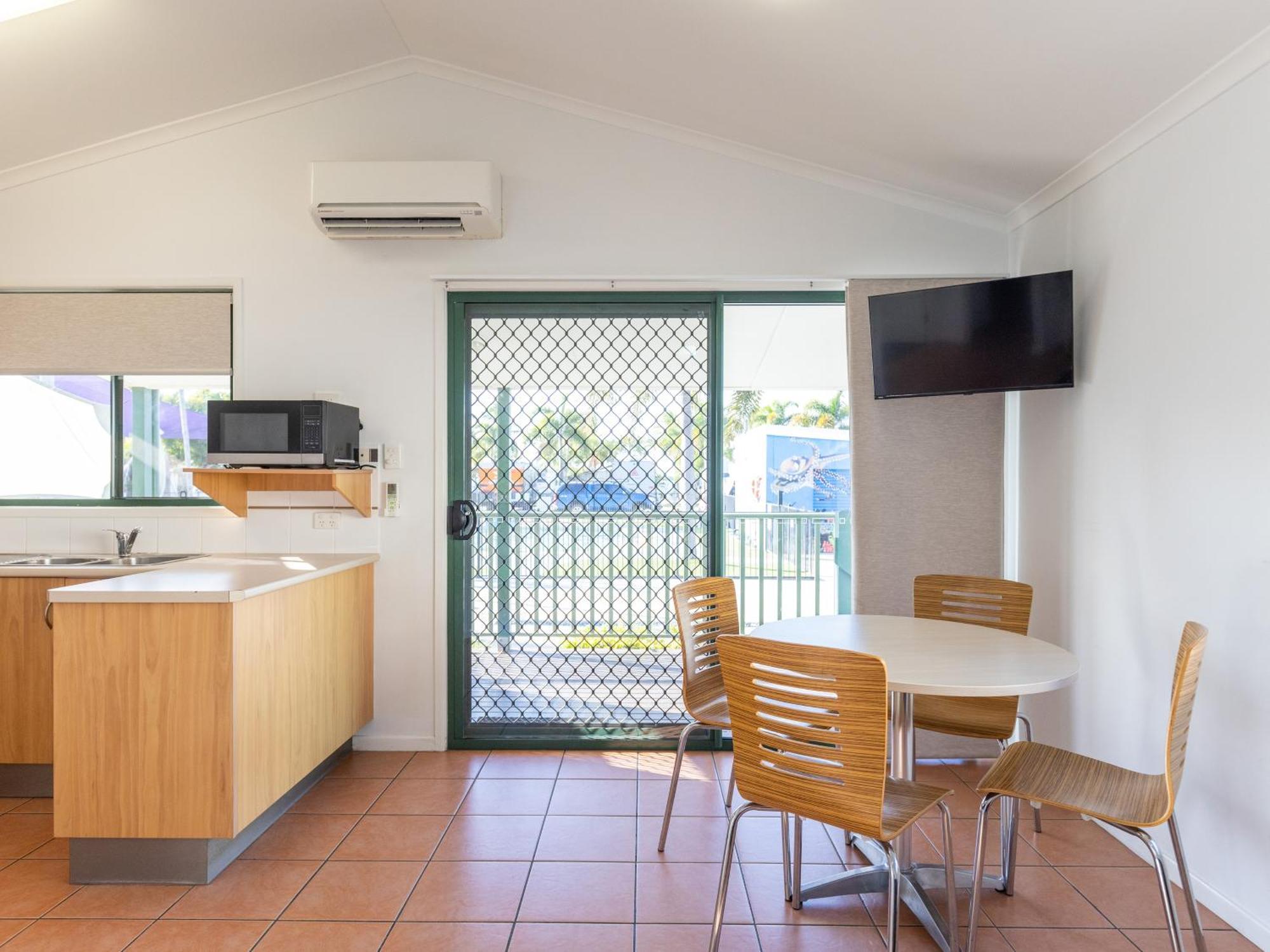 Nrma Bowen Beachfront Holiday Park ห้อง รูปภาพ